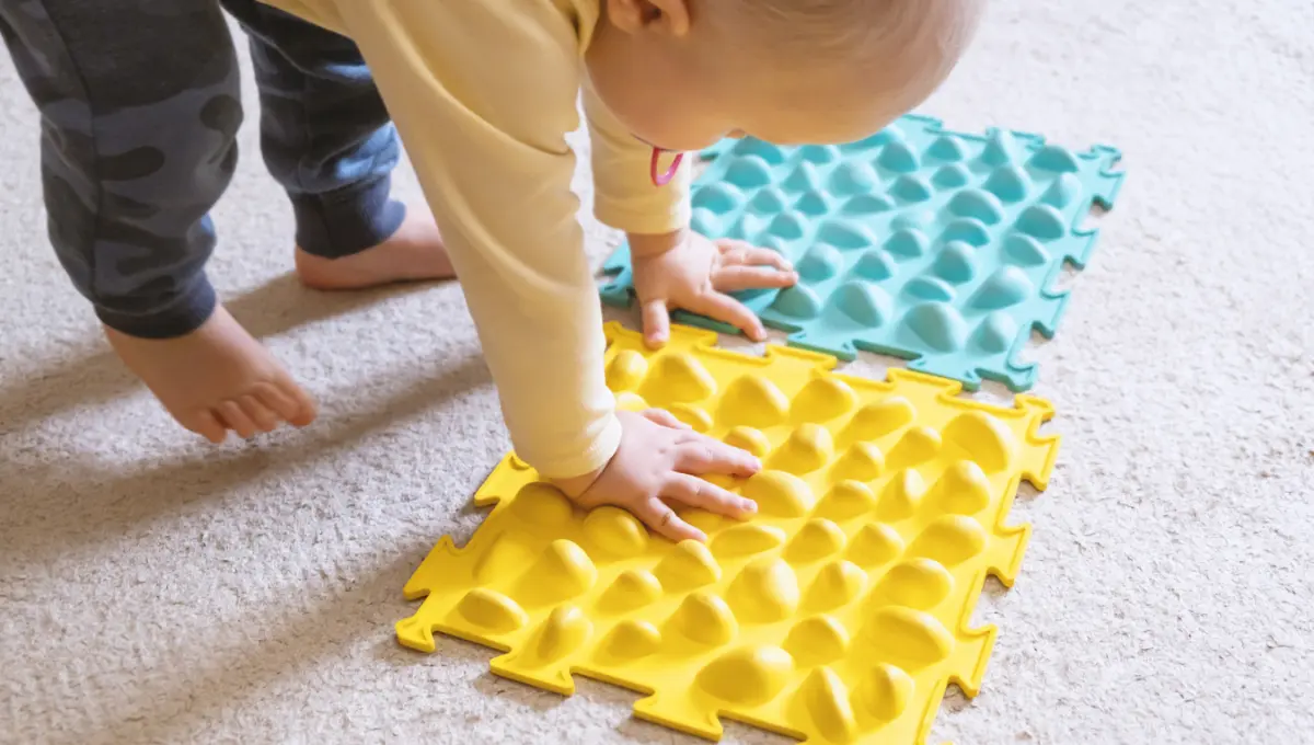 Zabawki sensoryczne stymulujące zmysły dziecka podczas zabawy